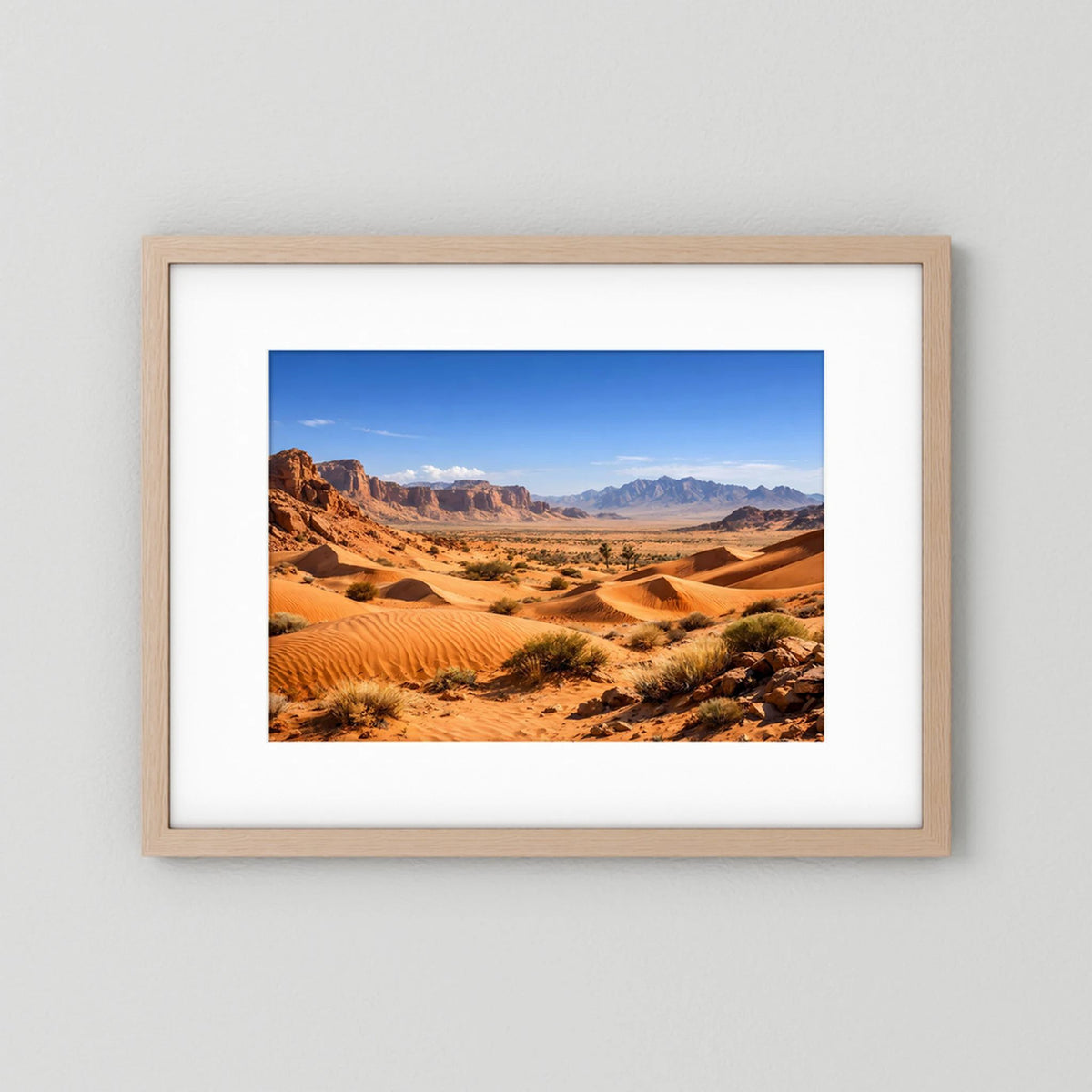 Wüstenlandschaft-Poster im hellen Holzrahmen mit Sanddünen und Felsen