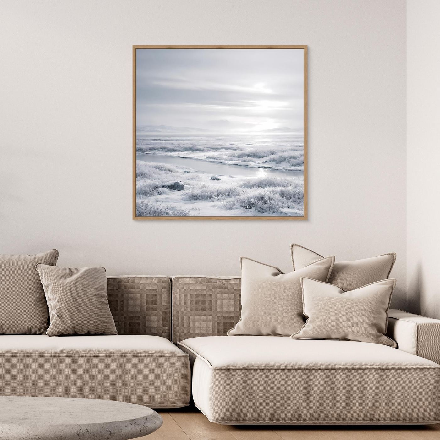 Gëframtes Leinwandbild mit winterlicher Landschaft, Rahmen in hellem Holzton