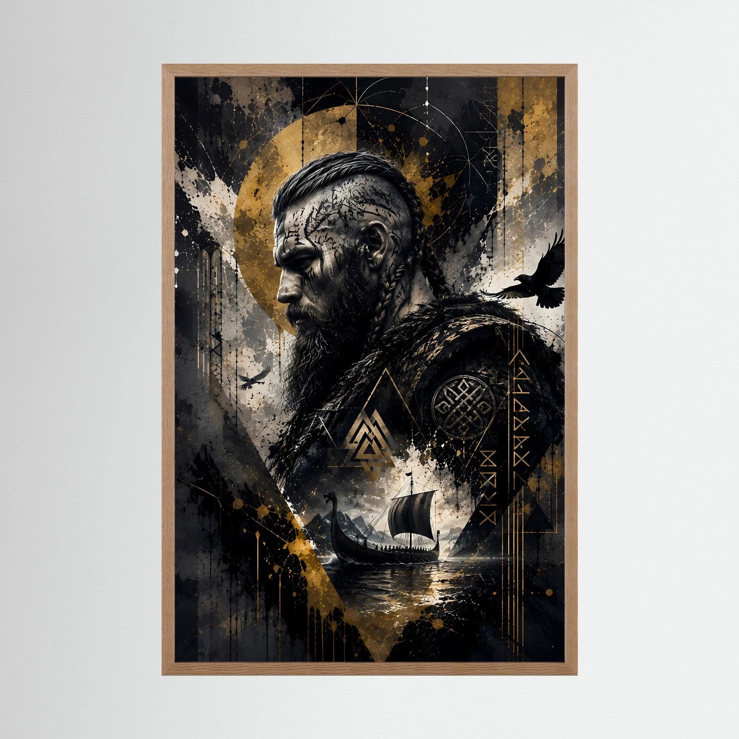 Hochformatiges Wikinger-Krieger-Poster mit Bart, Raben und goldenen Runen im hellem Holzrahmen