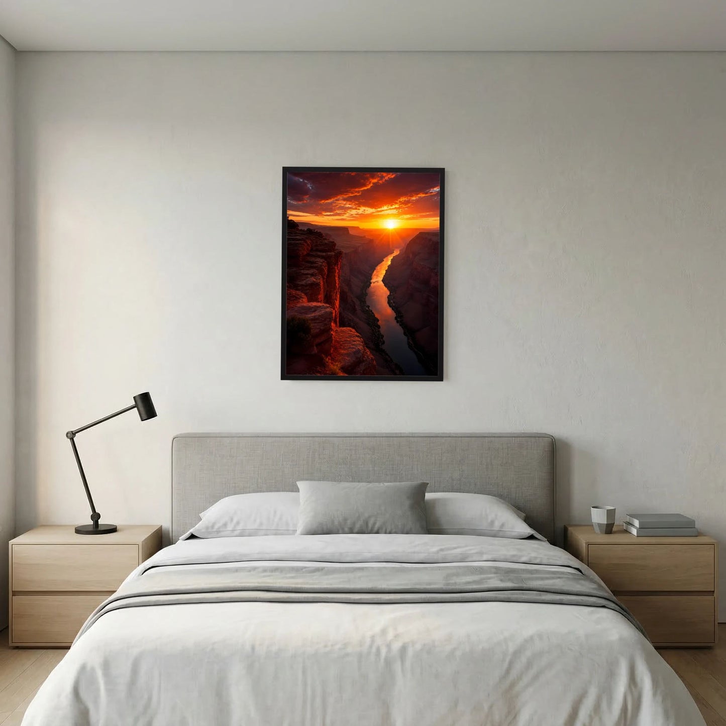 Poster im schwarzen Rahmen an der Wand: Schlucht mit leuchtendem Fluss