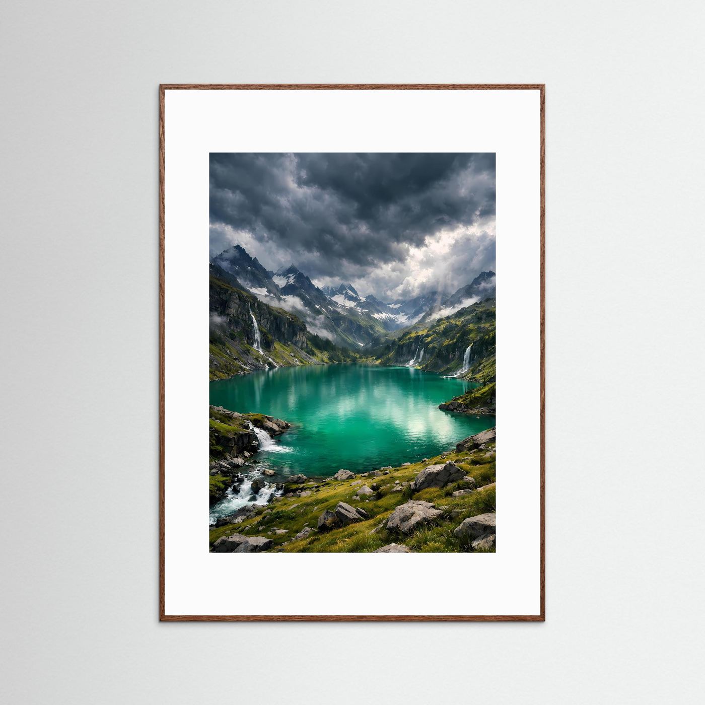 Bergsee-Poster mit braunem Holzrahmen: türkisfarbener See, Berge und Wolkenhimmel