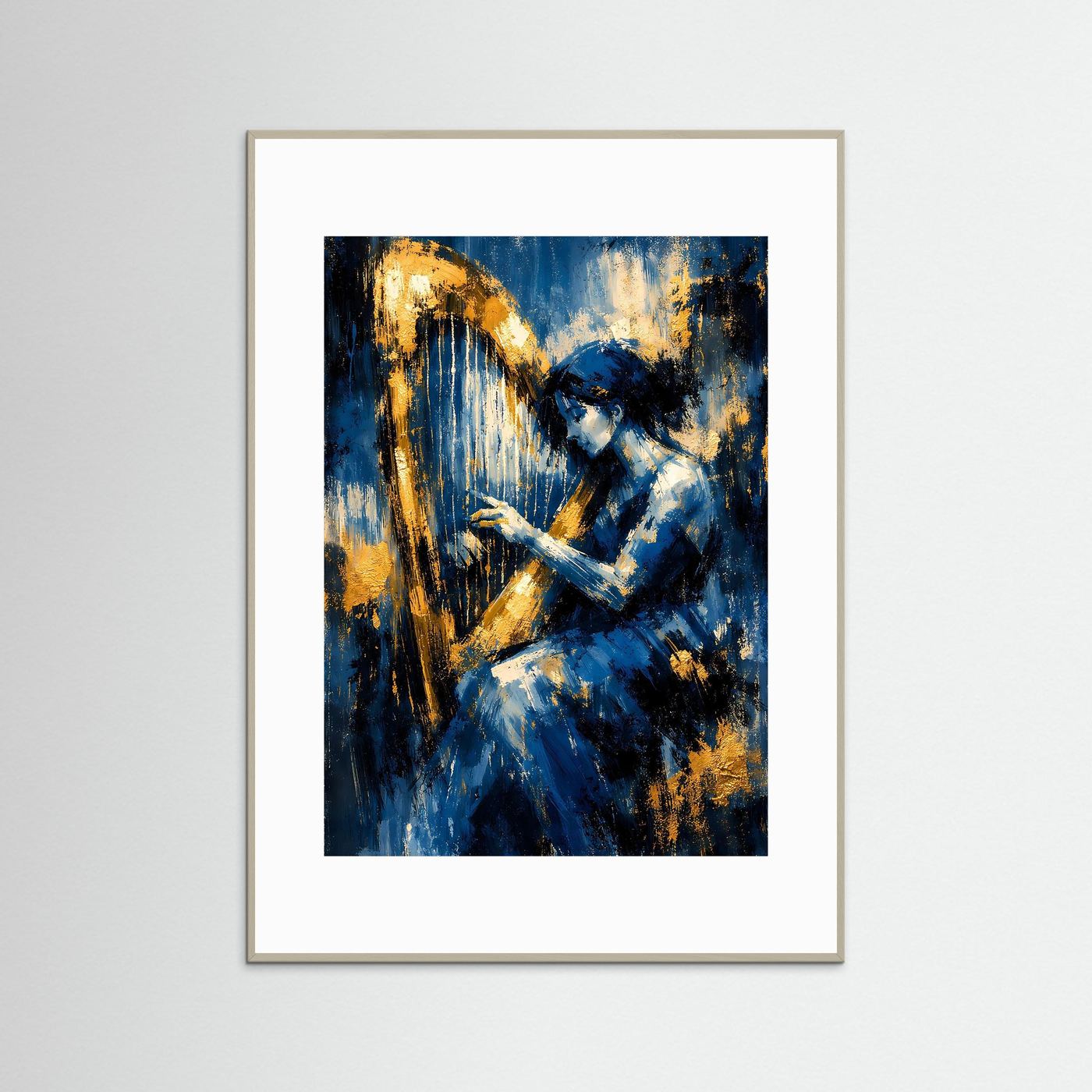 Kunstposter mit abstraktem Harfenspiel in Nachtblau, Weiß und Gold, graues Holzrahmen