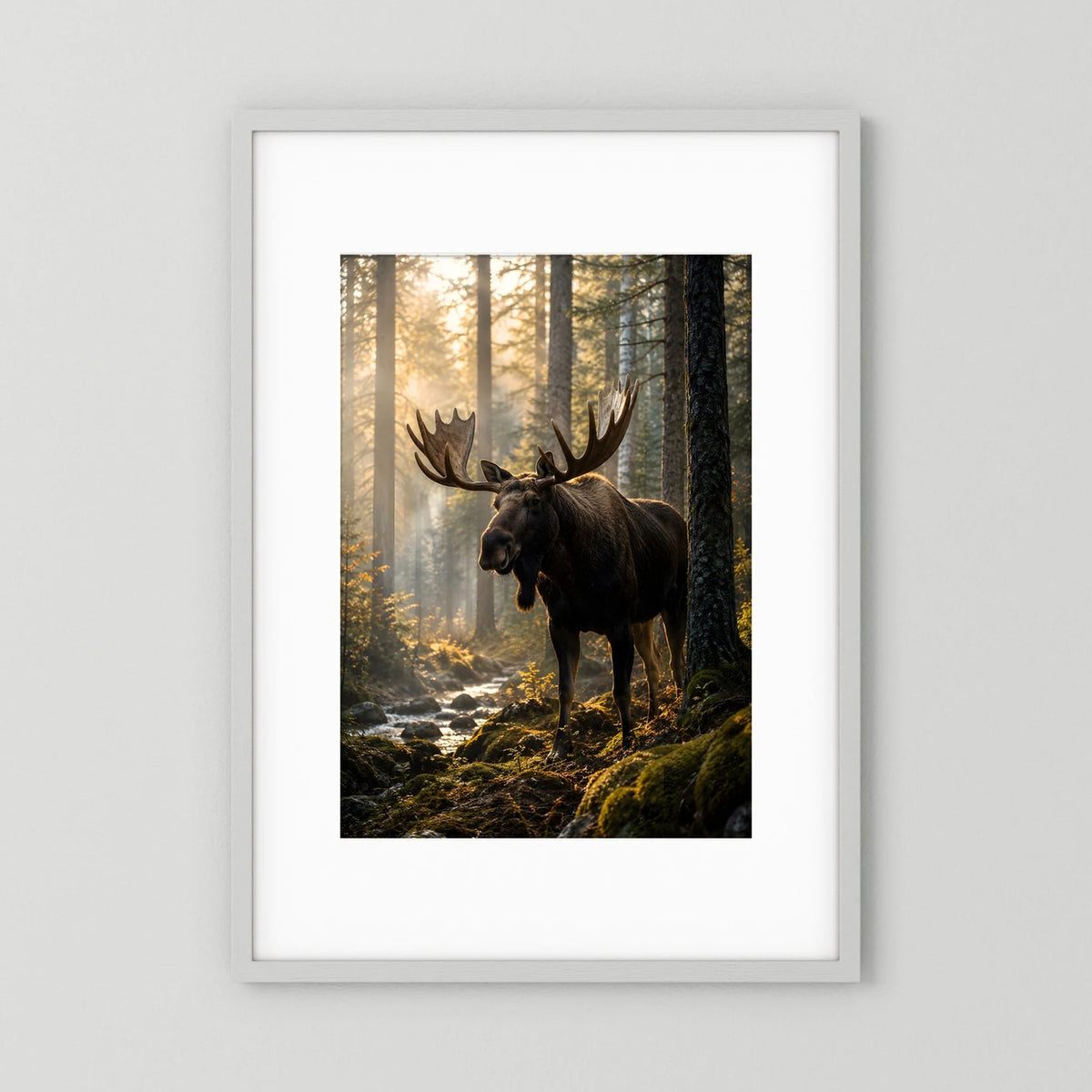 Gerahmtes Naturposter: Elch im Wald bei warmem Licht, hochformatig