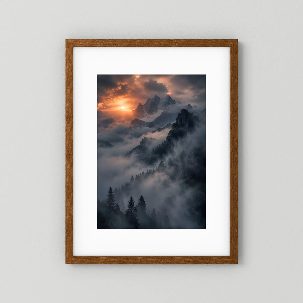 Berge im Nebel Poster im hellbraunen Rahmen mit weißem Passepartout, Sonnenuntergang und Tannenwald.