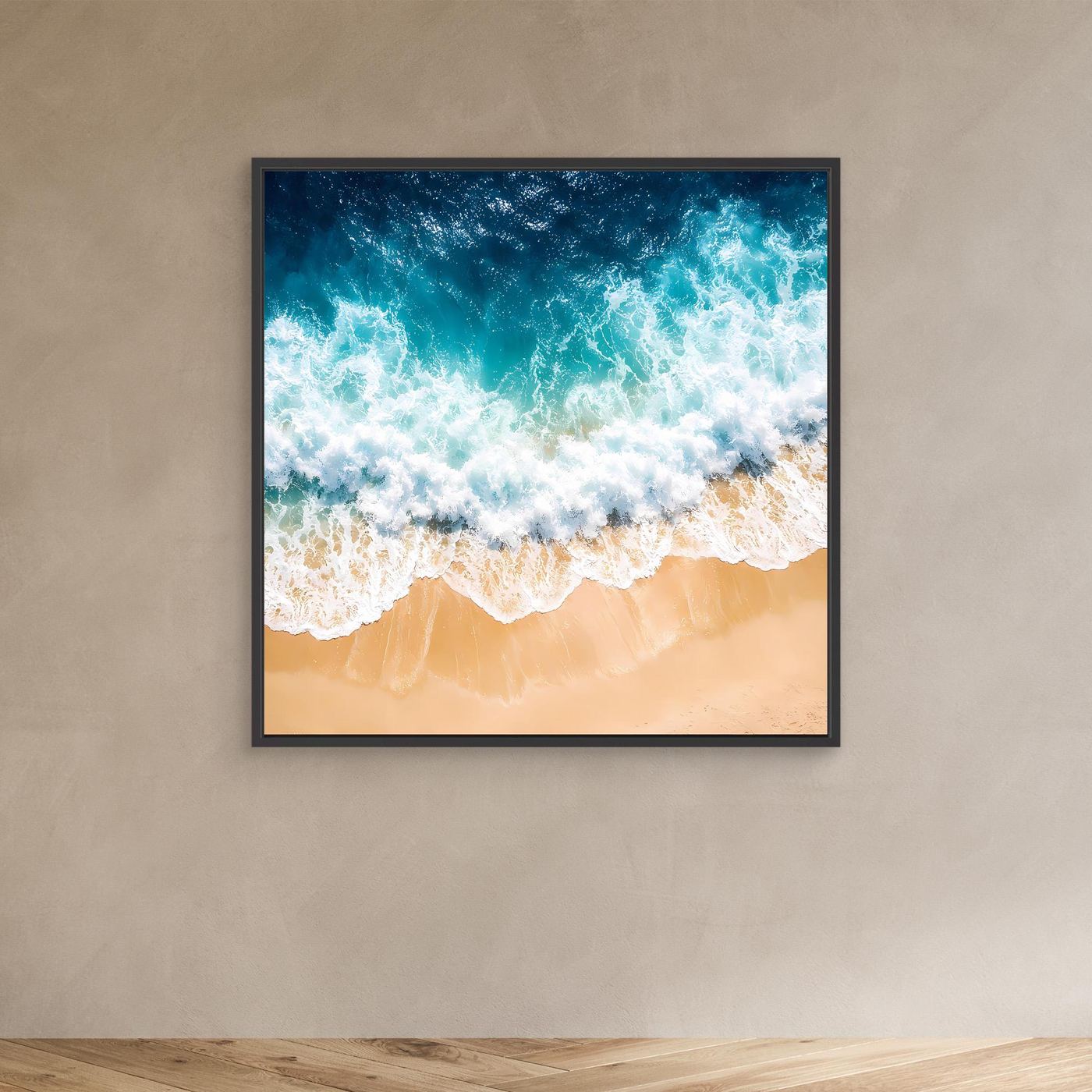 Leinwandbild mit türkisfarbenen Meereswellen und beigem Sandstrand im schwarzen Rahmen
