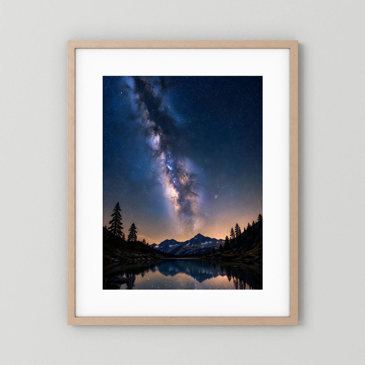 Poster im Hochformat mit Sternenhimmel über Bergsee, Berge und Tannen, heller Holzrahmen mit weißem Rand