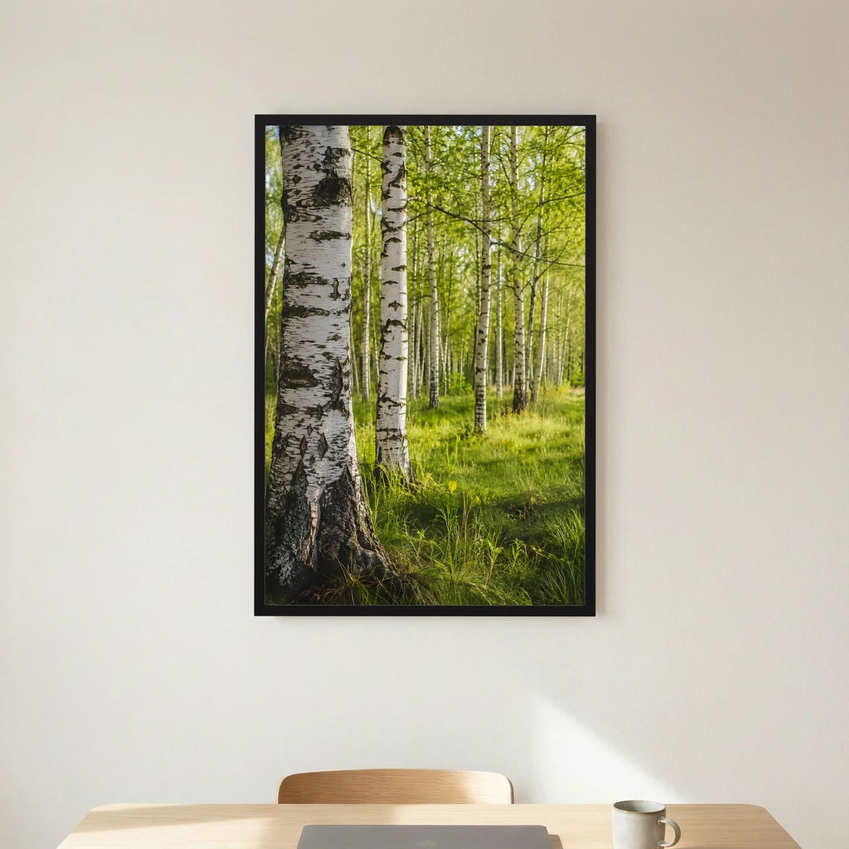 Poster im Hochformat: Birkenwald mit grüner Wiese, schwarzer Rahmen, zentrierte Ansicht