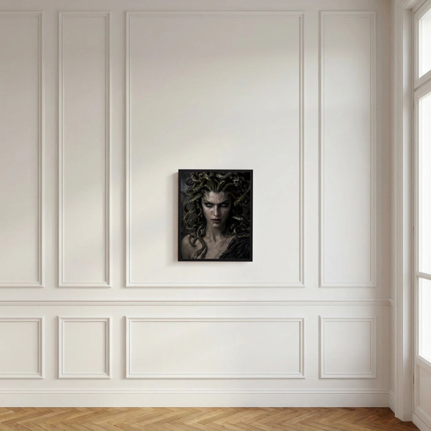 Gerahmtes Poster mit Medusa-Gesicht und grünen Schlangenhaaren an weißer Wand