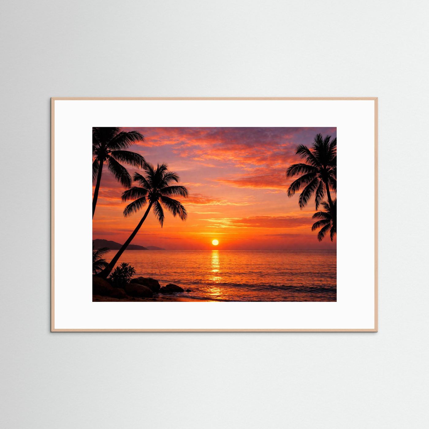 Gestaltetes Wandbild mit Palmen-Silhouetten beim Sonnenuntergang, weißer Rahmen