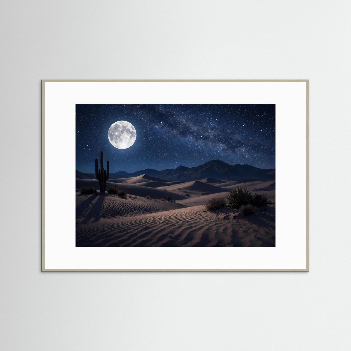 Poster im Querformat mit hellem Rahmen: Mond über Dünen und Milchstraßennebel