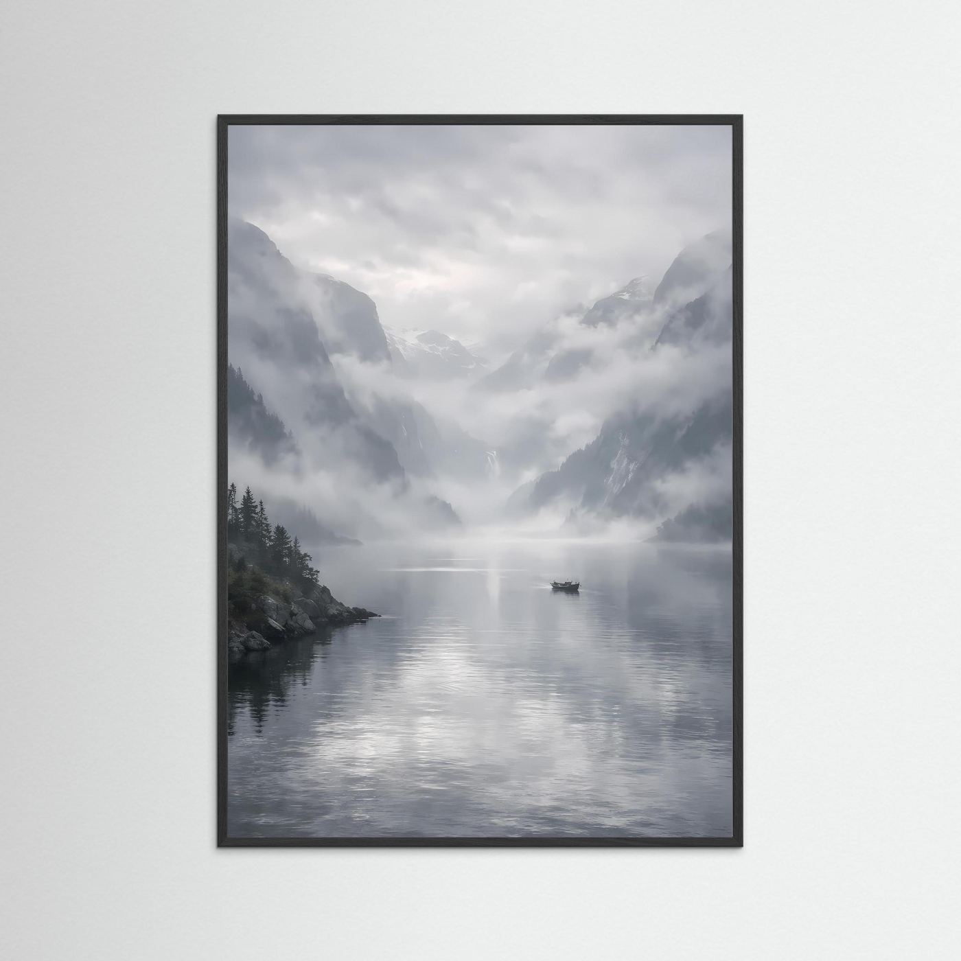 Poster im schwarzen Rahmen: Fjord mit Boot im Morgennebel, Spiegelung im Wasser.