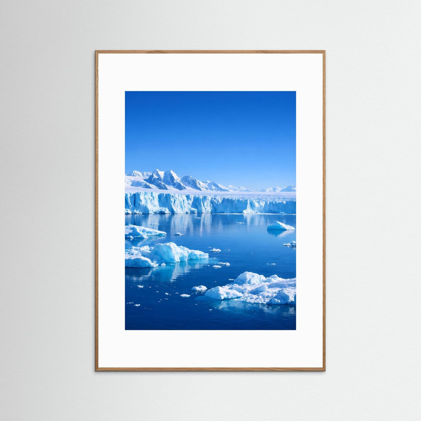 Gletscherlandschafts-Poster im hellbraunen Holzrahmen, Eisfjord mit blauem Himmel
