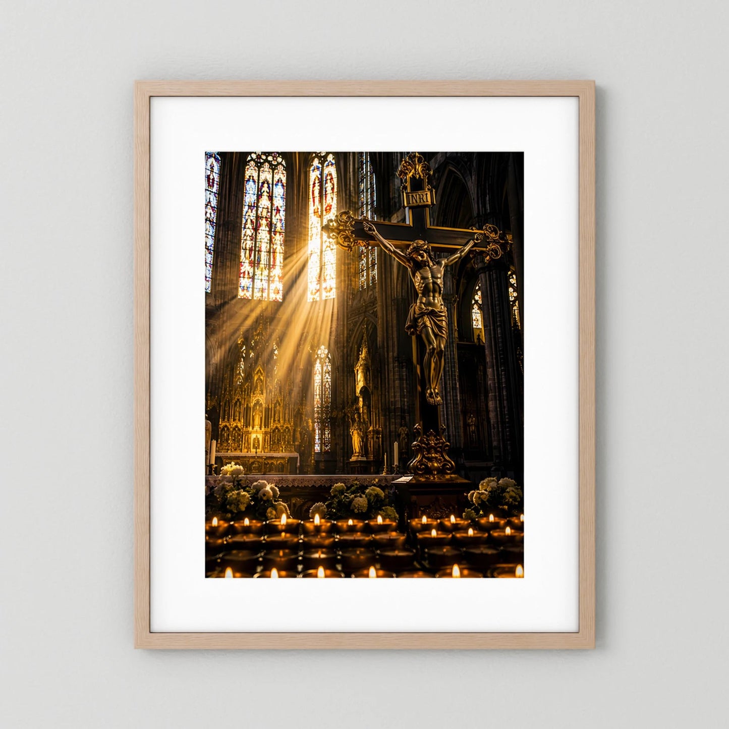 Hochformatiges Poster mit Christus am Kreuz in gotischer Kirche, heller Holzbilderrahmen