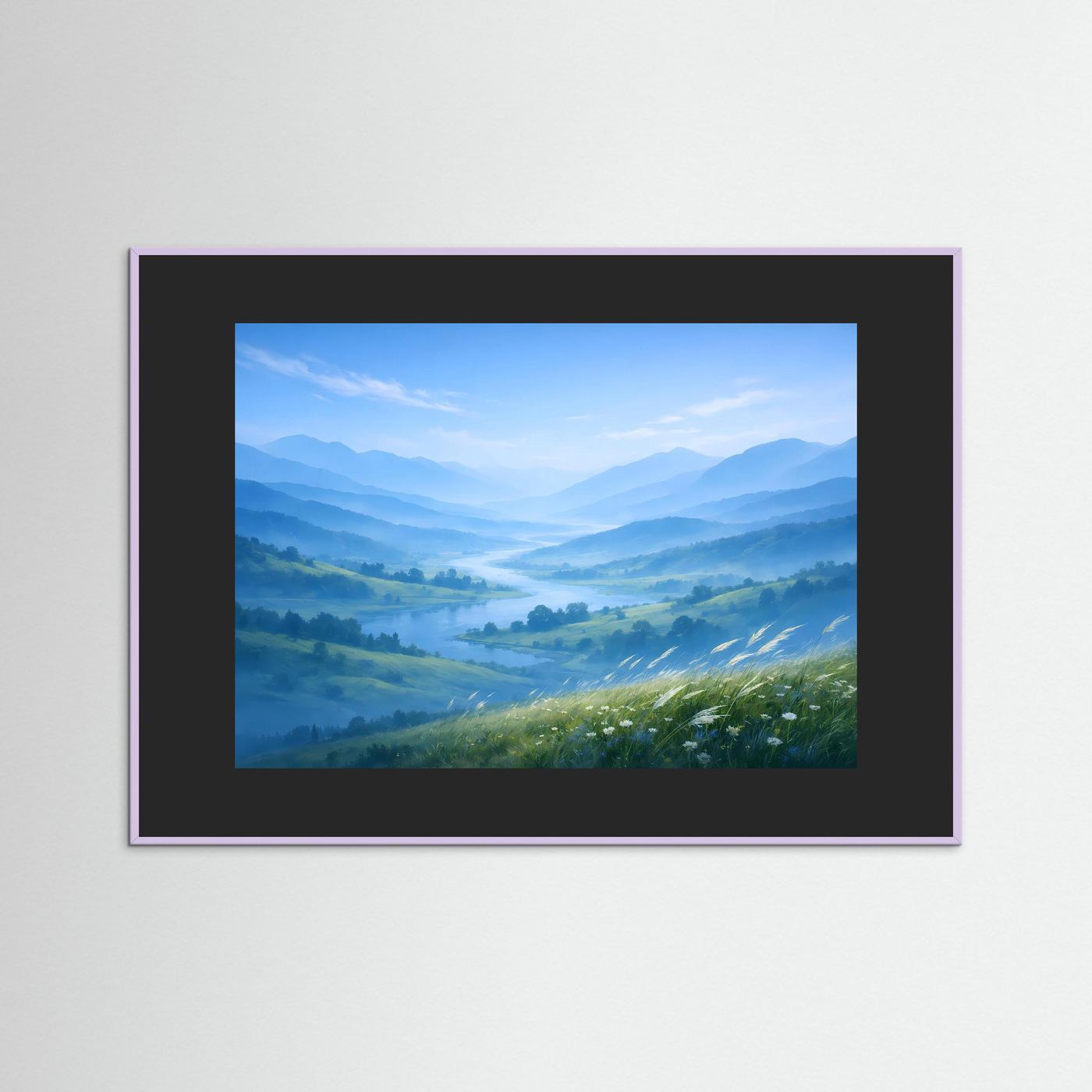 Wandbild mit Alpenlandschaft im Nebel, grüne Wiesen und blauer Flusstal-Szene, lila Rahmen