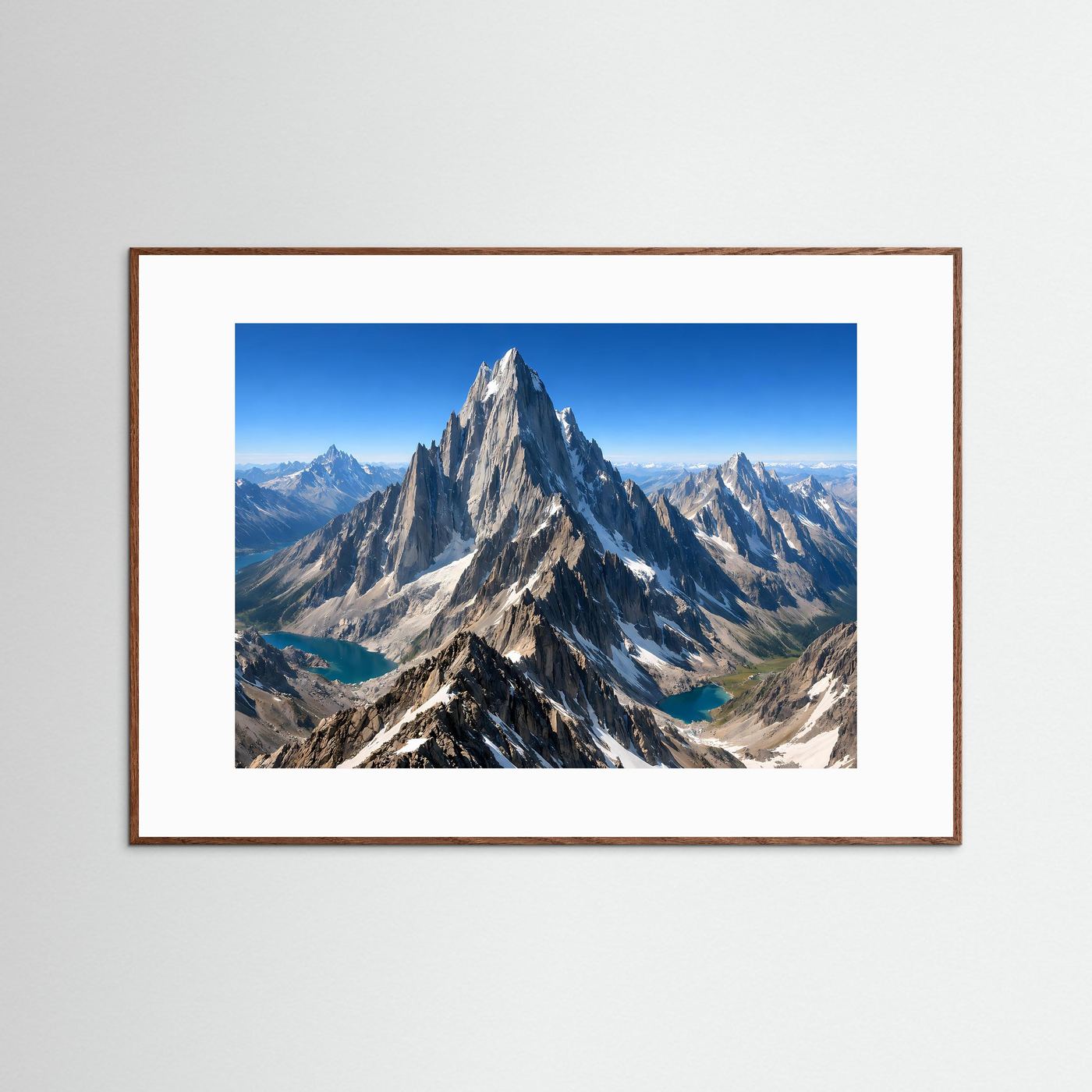 Panorama-Poster (Querformat) mit Berggipfel und Alpinsee, braun holzfarben gerahmt.