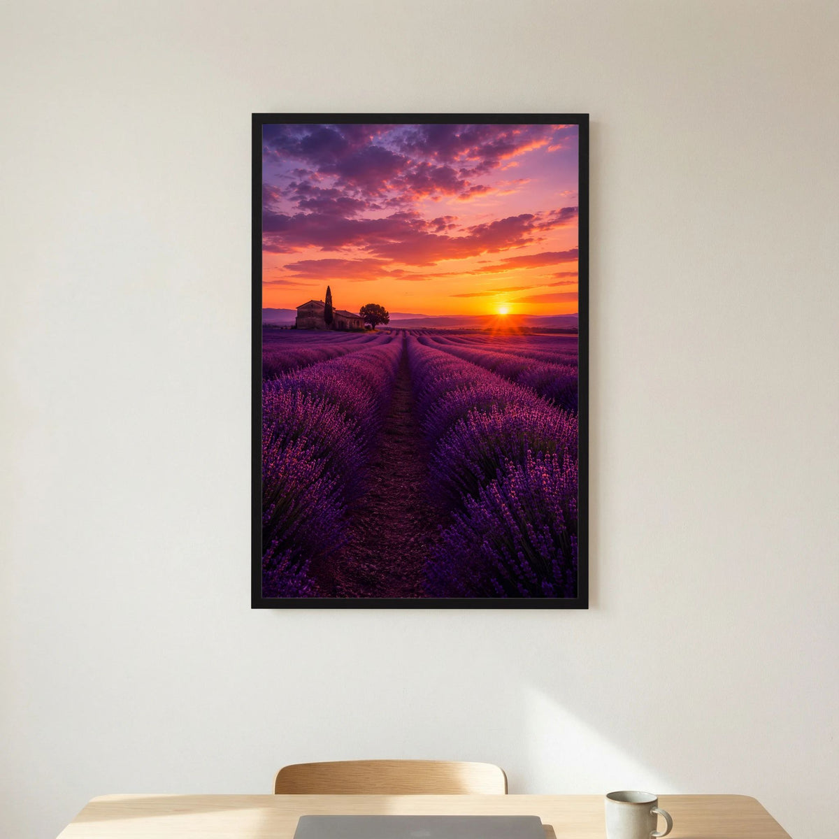 Landschaftsposter im Hochformat: Lavendelfeldweg bei Sonnenuntergang, schwarzer Rahmen