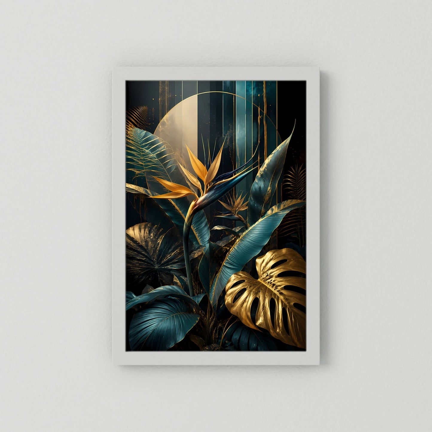 Poster in hellem Rahmen mit goldenen und petrolfarbenen Tropenblättern im Hochformat