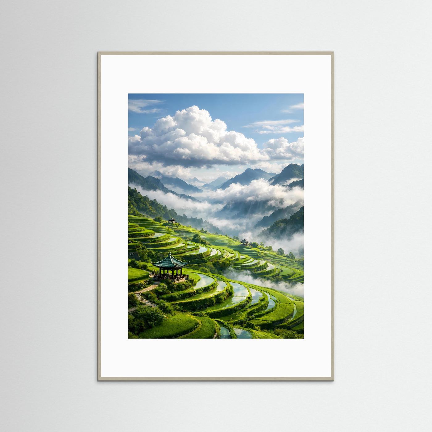 Hochformat-Poster mit Reisterrassen im Nebel, grüne Terrassen und Weg, hellgrau gerahmt