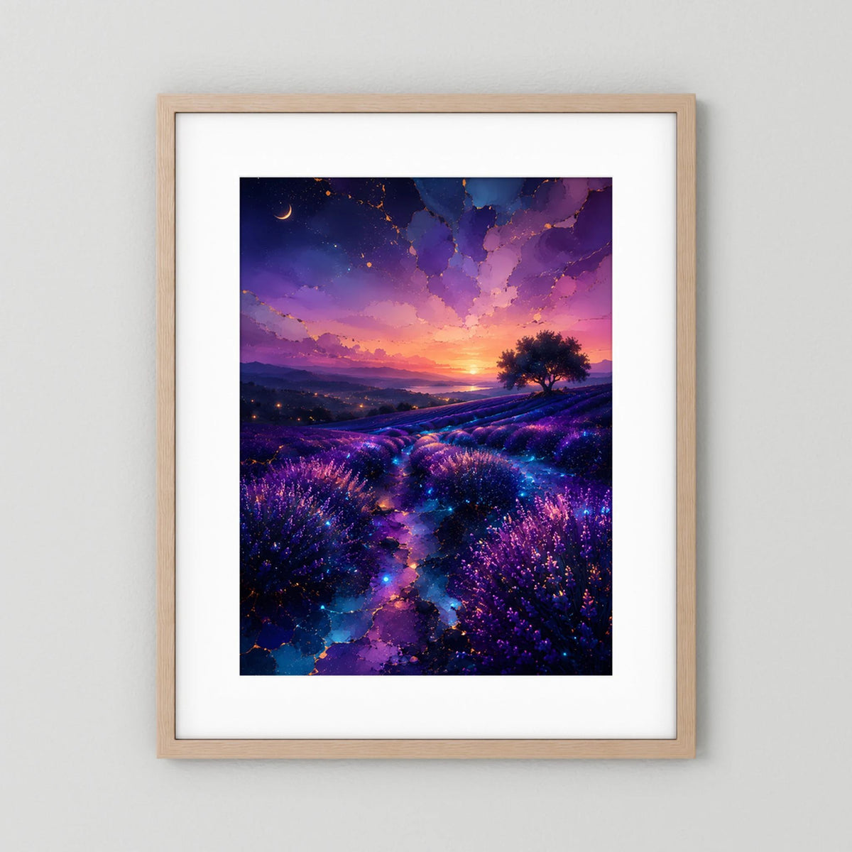 Hochformat-Poster mit leuchtendem Lavendelfeld im Violett-Blau bei Sonnenuntergang, Holzrahmen hell