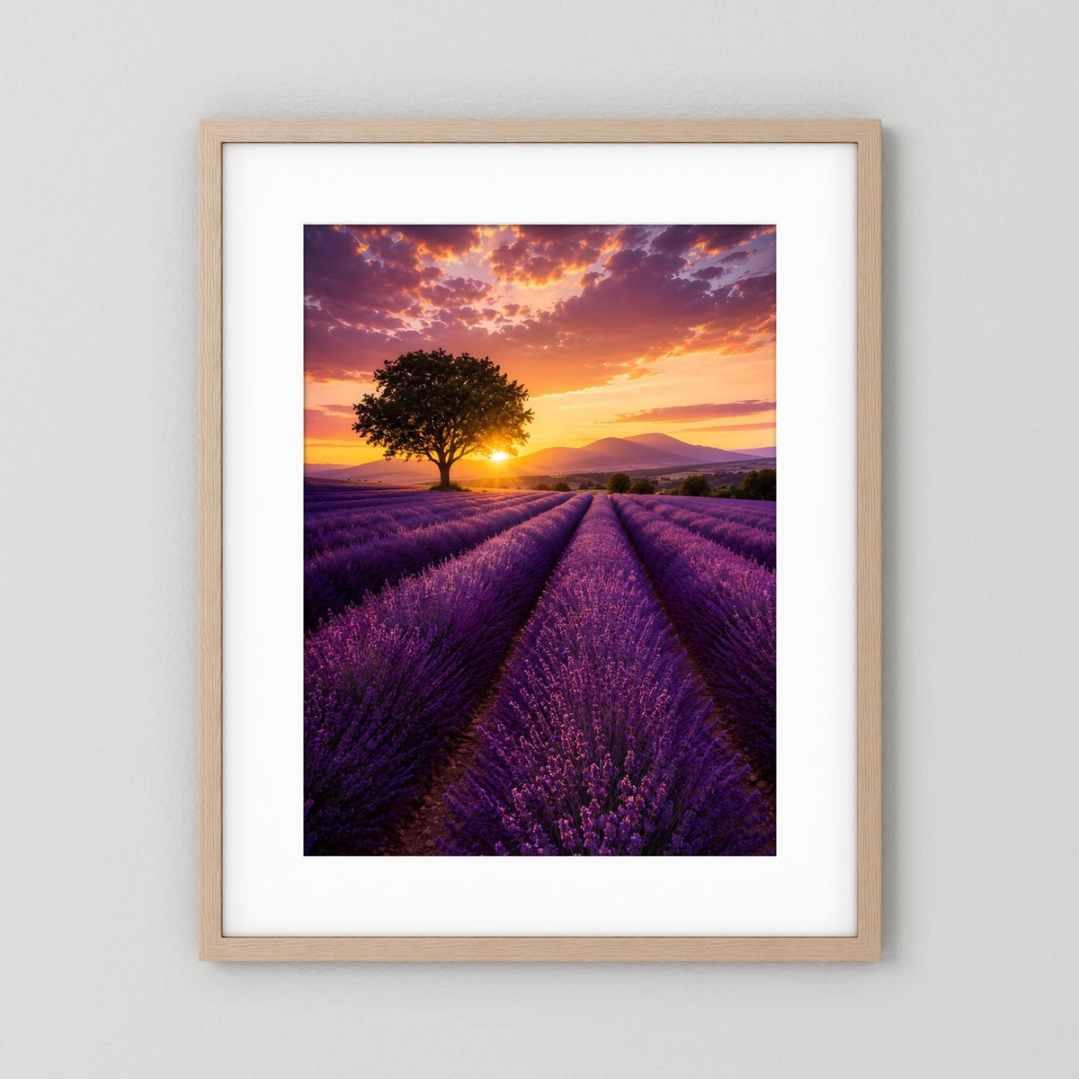 Naturposter im Hochformat mit Lavendelfeld bei Sonnenuntergang, Holzrahmen hell