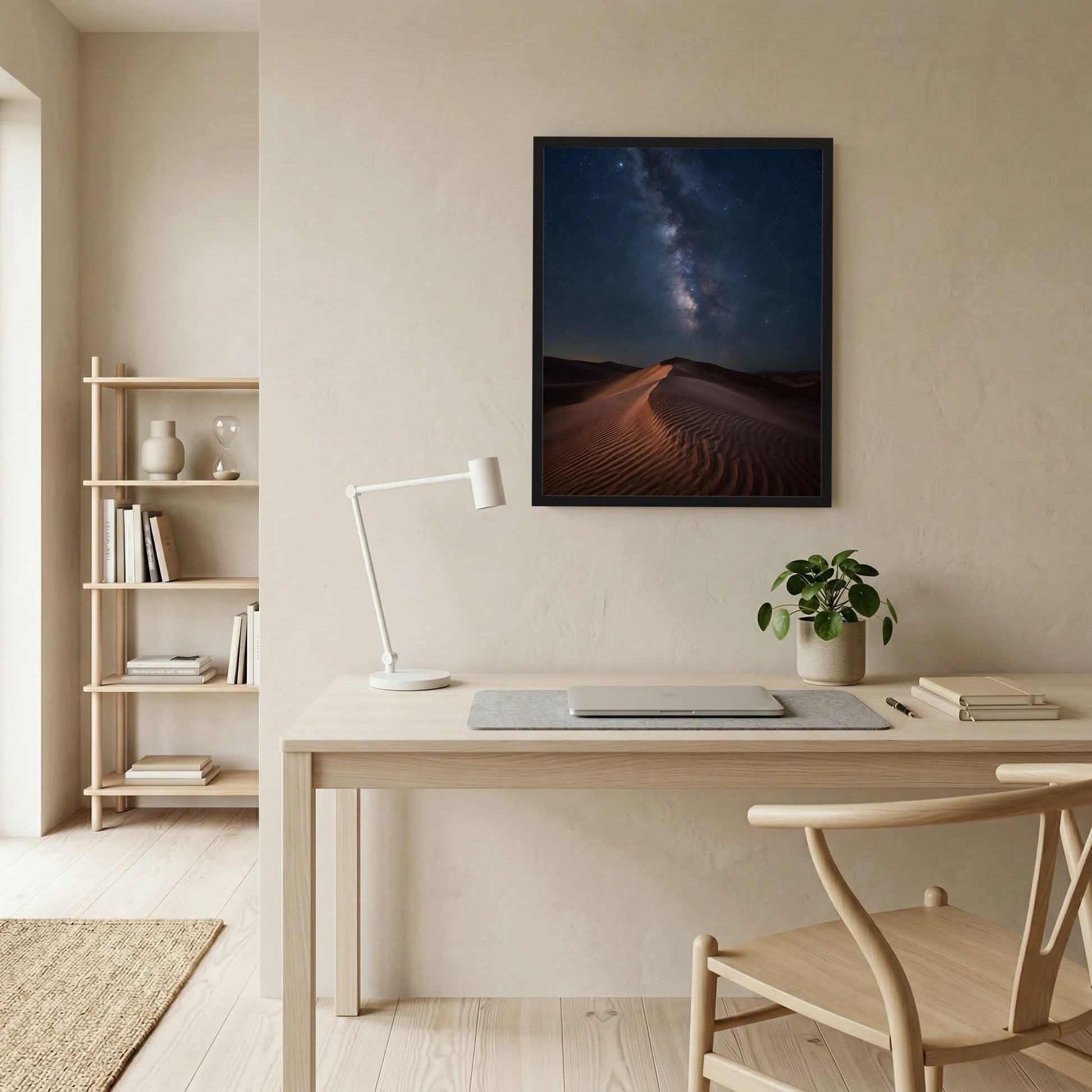 Gerahmtes Wandbild-Poster mit Sanddünen, Milchstraße und Sternen am Nachthimmel