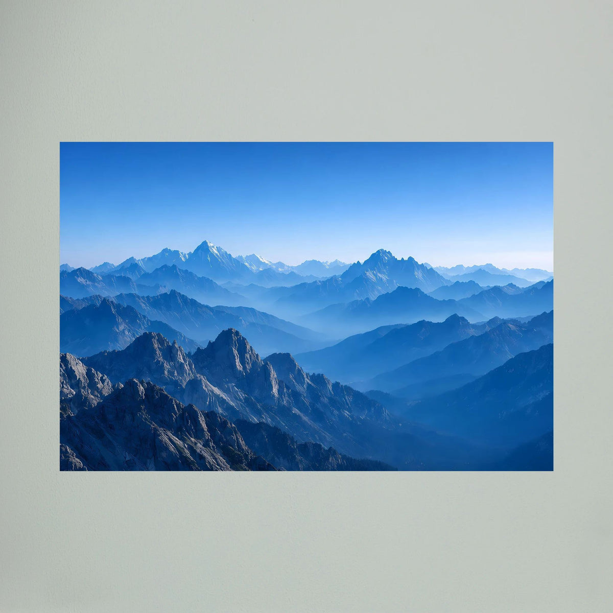 Wandposter mit blauer Alpenlandschaft und tiefen Tälern, naher Blick