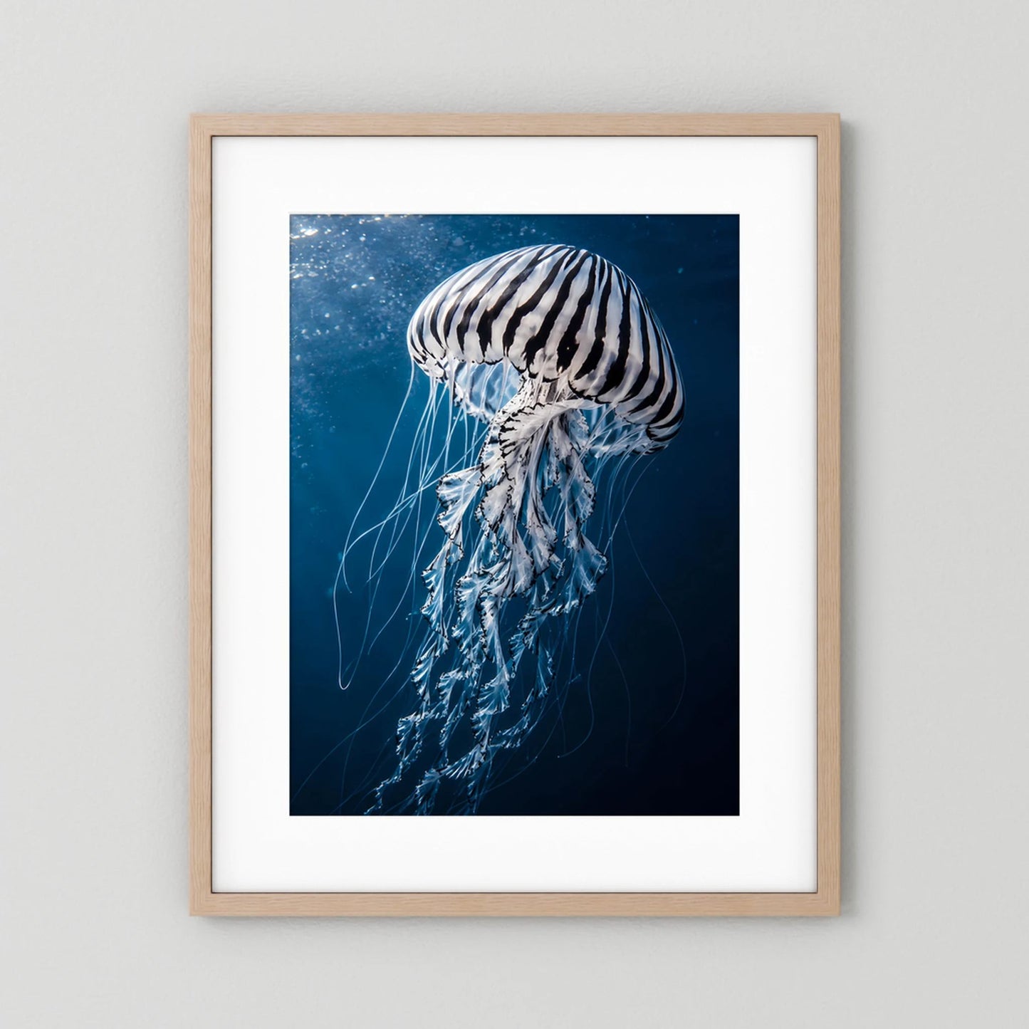 Poster mit Qualle im Blau, hellem Holzrahmen, Hochformat.
