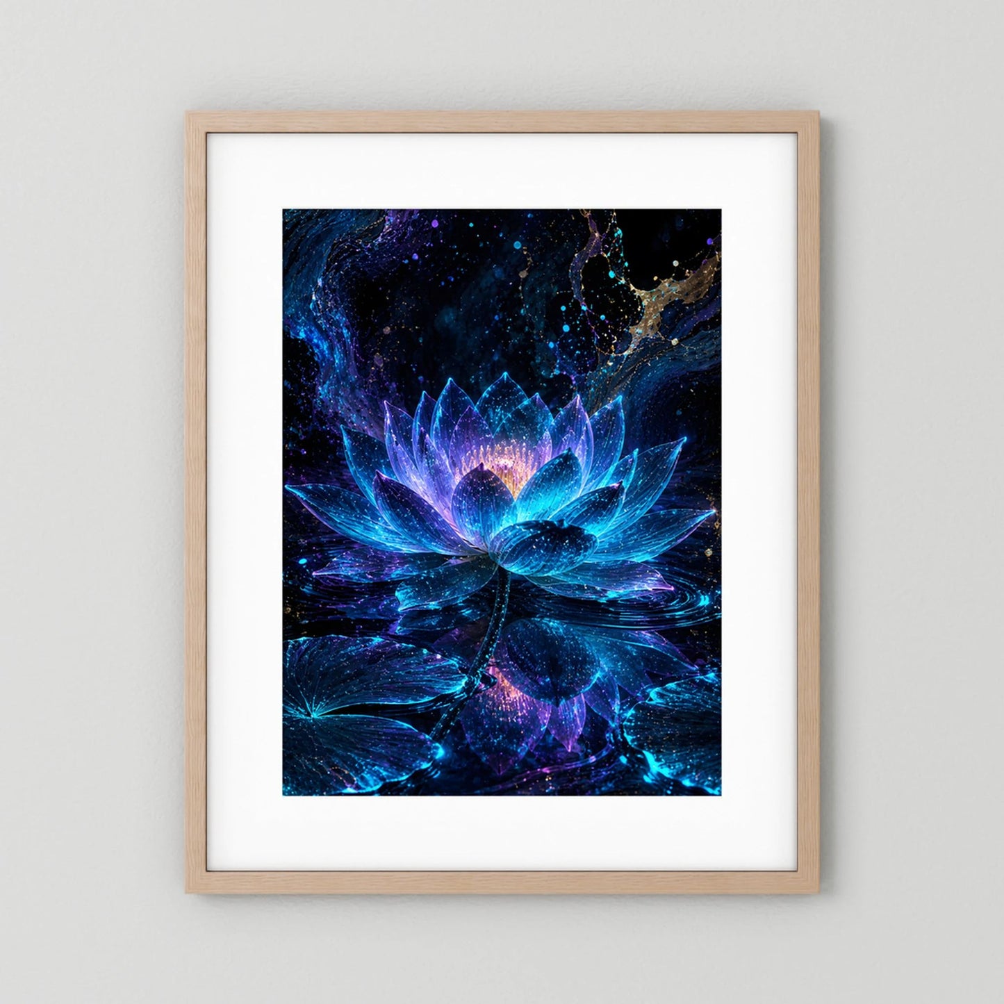 Kunstposter mit leuchtender Lotusblüte in Blau und Türkis im hellen Holzrahmen, Hochformat.