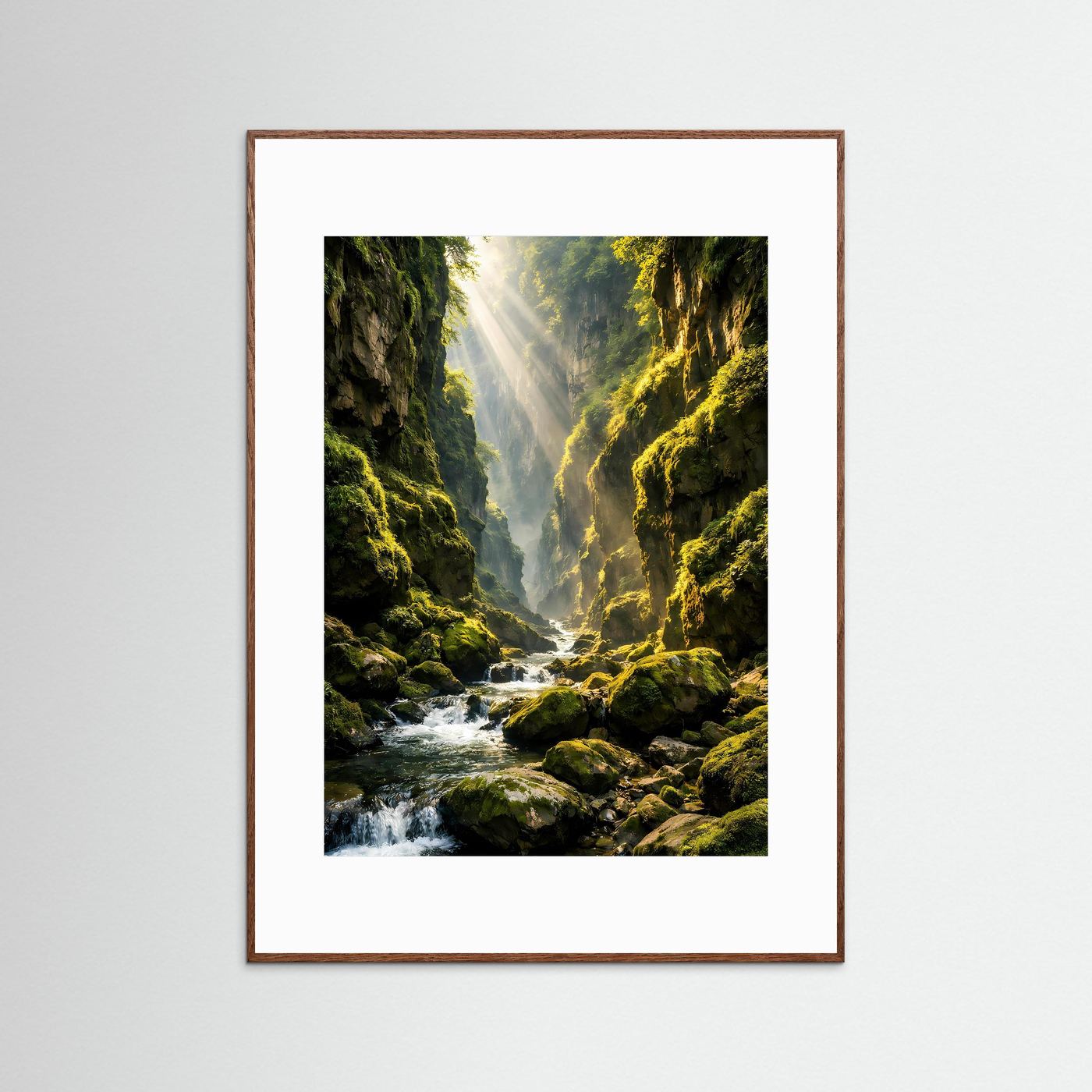 Naturposter Hochformat mit Wildbach im Moos-Canyon, brauner Holzrahmen, weißer Rand
