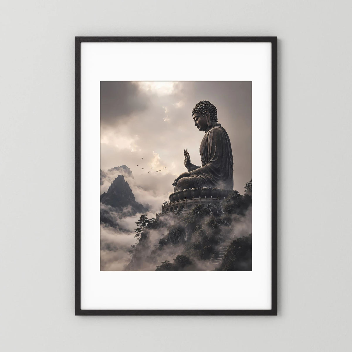 Poster (Hochformat) mit Buddha-Statue im Bergnebel, schwarzer Rahmen