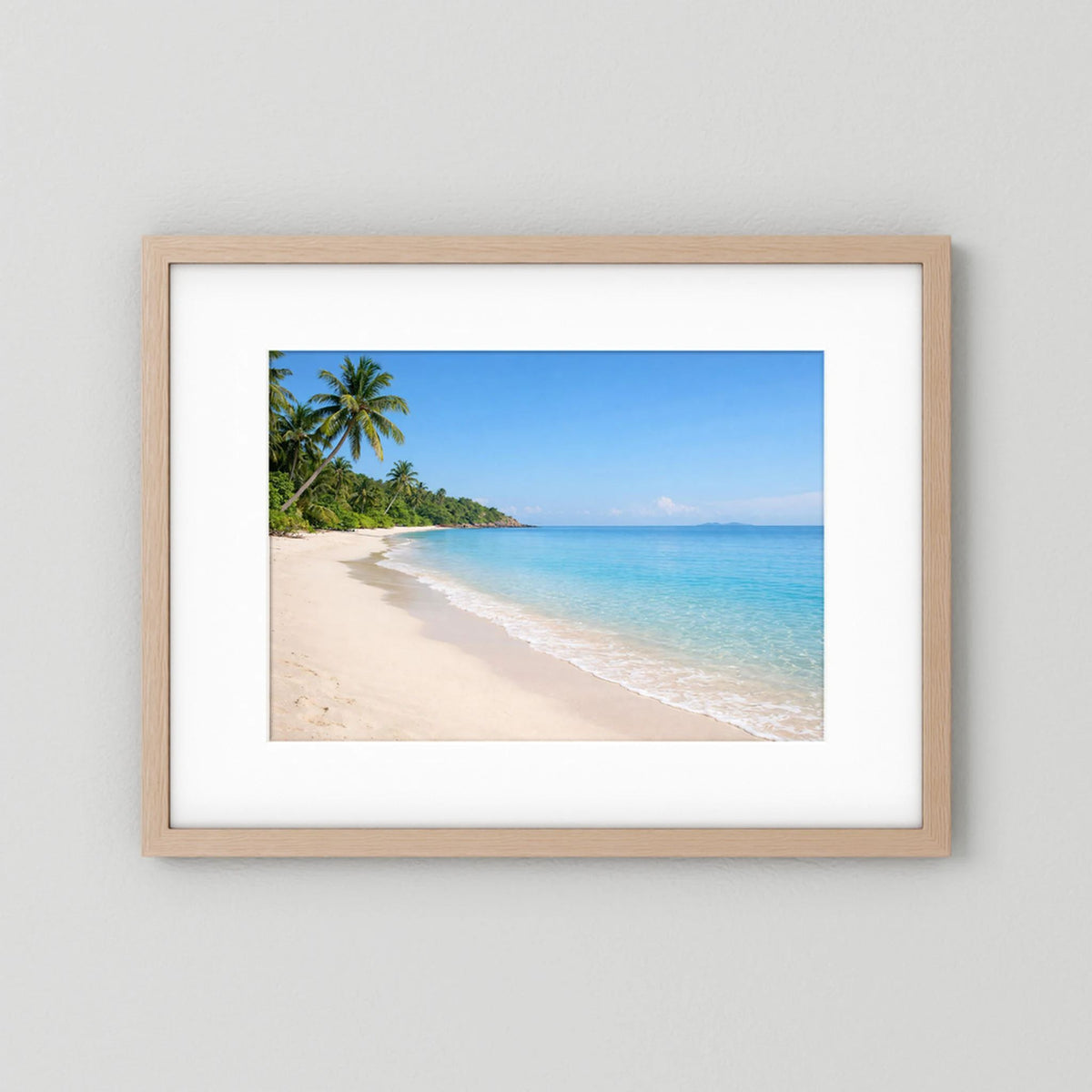Wandbild mit tropischem Strand und Palmen im hellem Holzrahmen, Querformat