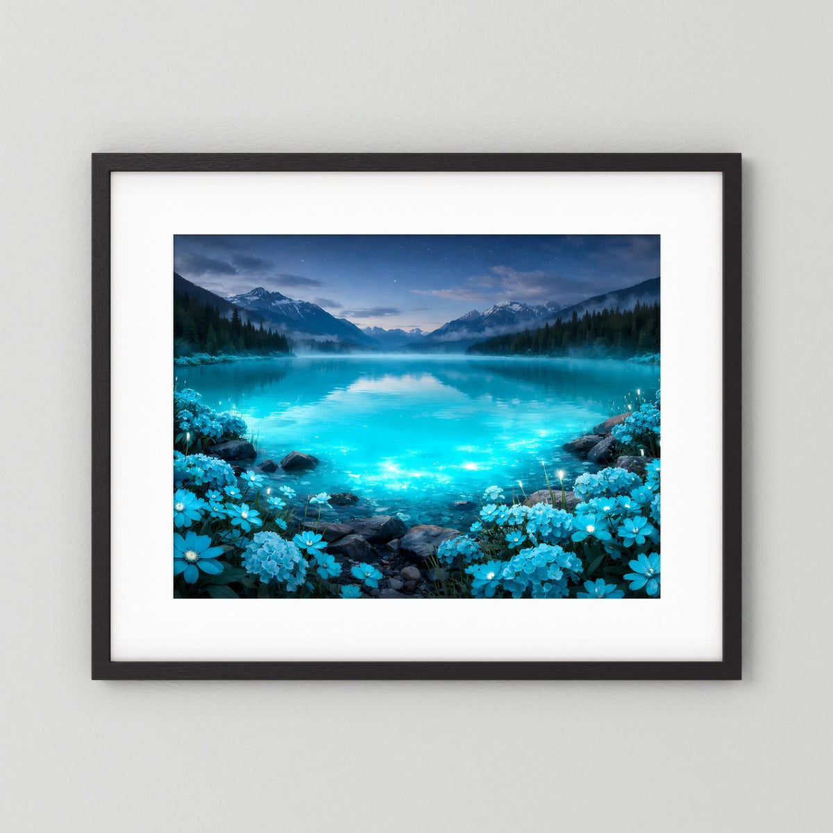 Gerahmtes Querformat-Poster mit schwarzem Rahmen, blau leuchtender See und blaue Blüten