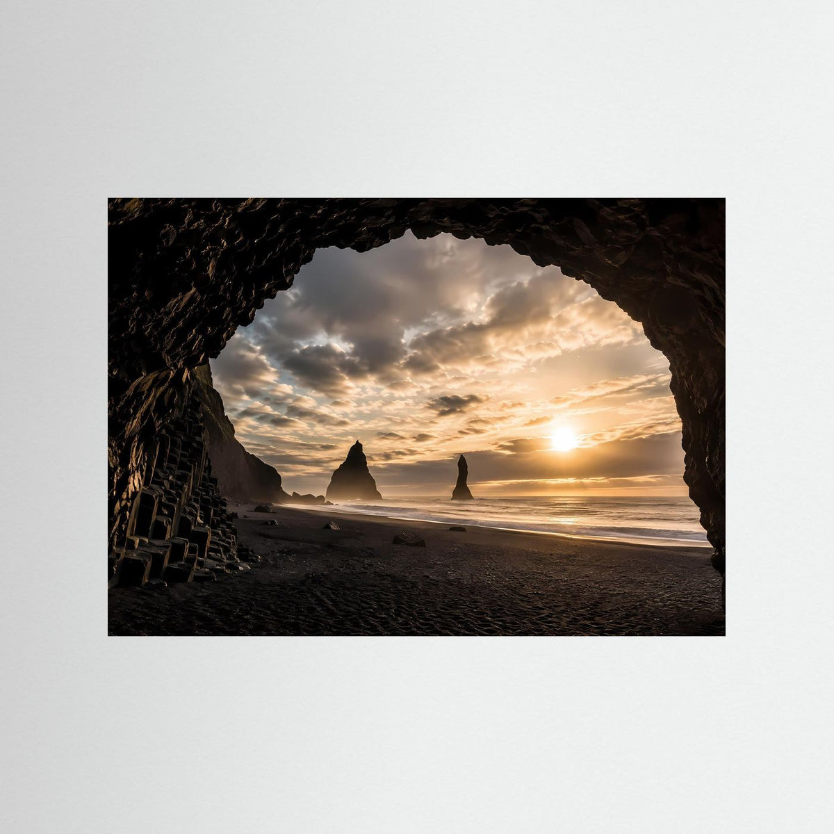 Horizontales Poster mit Meeresküste und Felsenhöhle am schwarzen Strand
