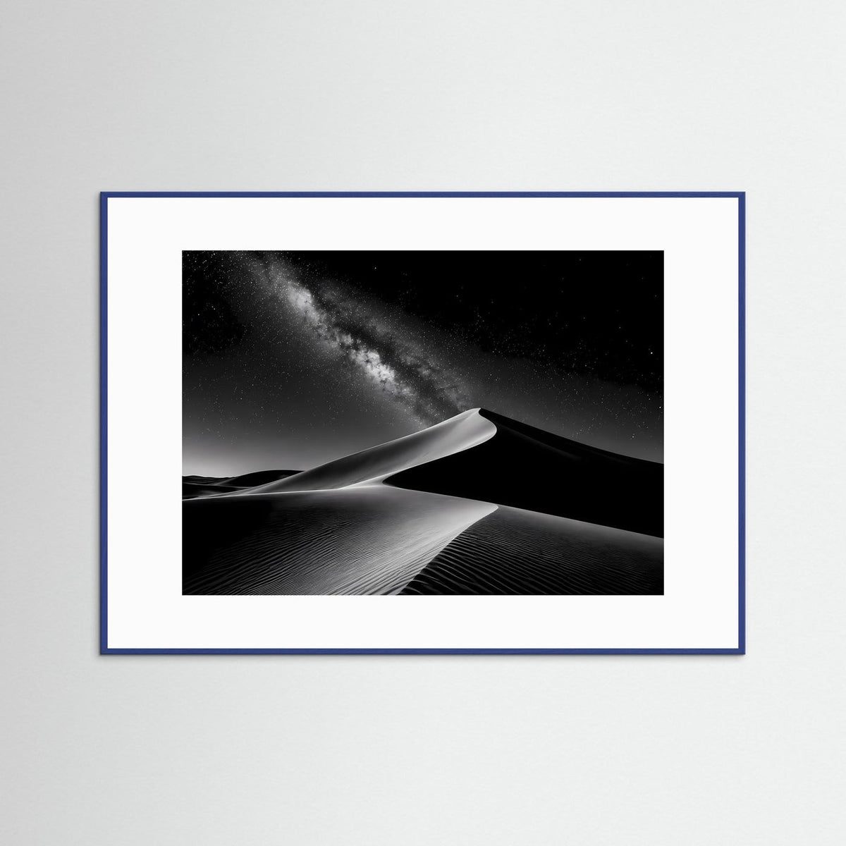 Gerahmtes Schwarzweiß-Poster im Querformat: Sanddünen und Milchstraße, blauer Holzrahmen