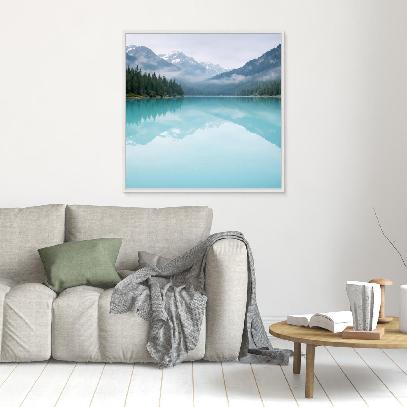 Leinwandbild Bergsee mit türkiser Spiegelung, Berge & Tannenwald, weiß gerahmt