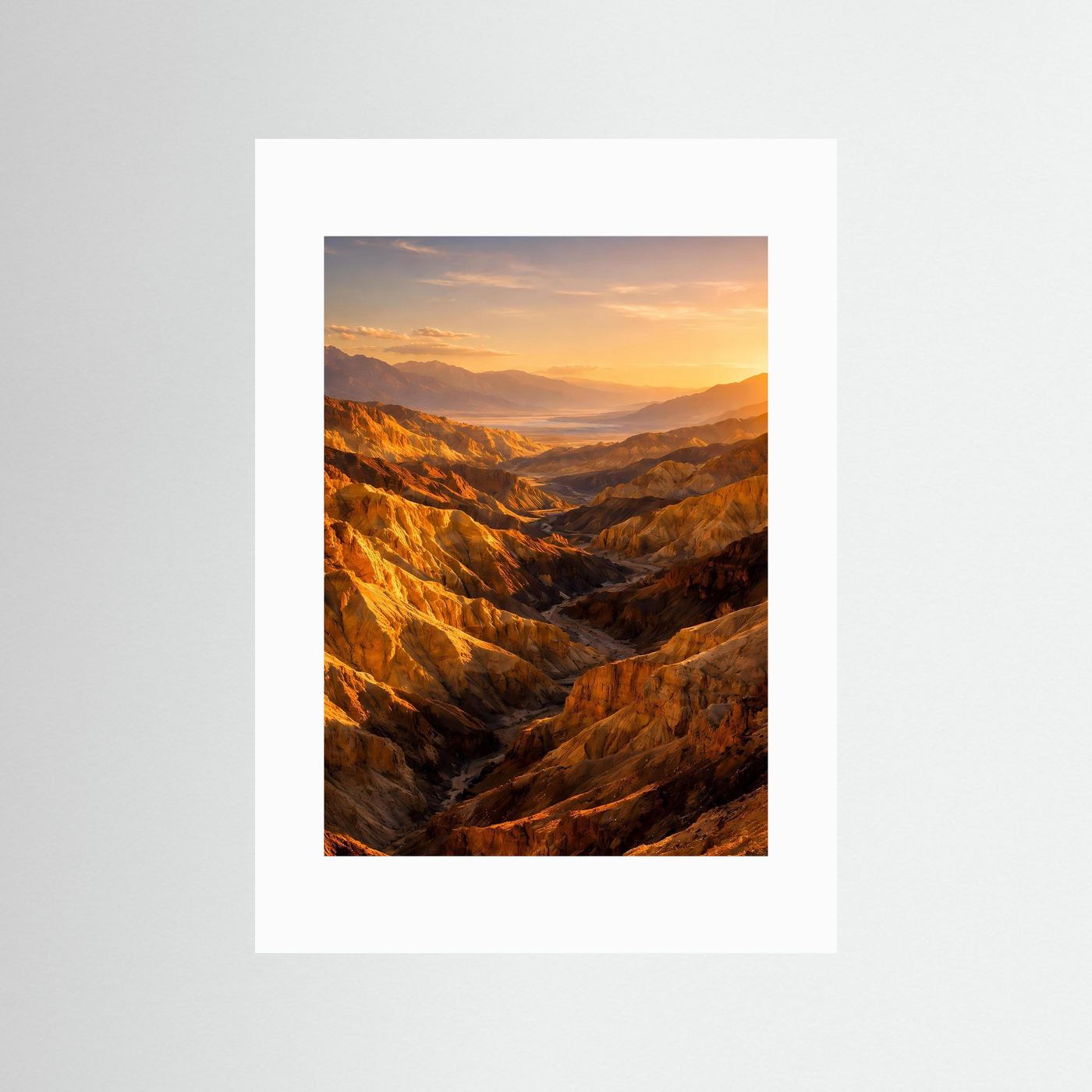 Hochformatiges Canyon-Poster mit weißem Passepartout, warmes Ocker- und Goldlicht.