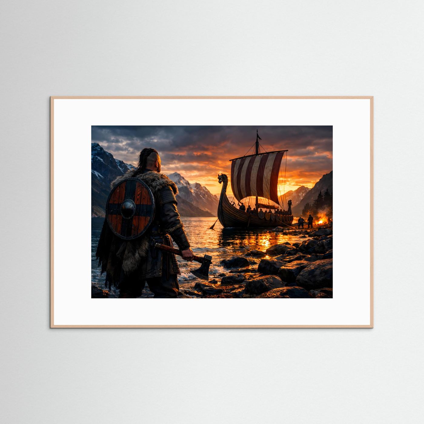 Gerahmter Querformat-Kunstdruck mit hellem Holzrahmen: Wikingerkrieger mit Schild und Segelschiff.