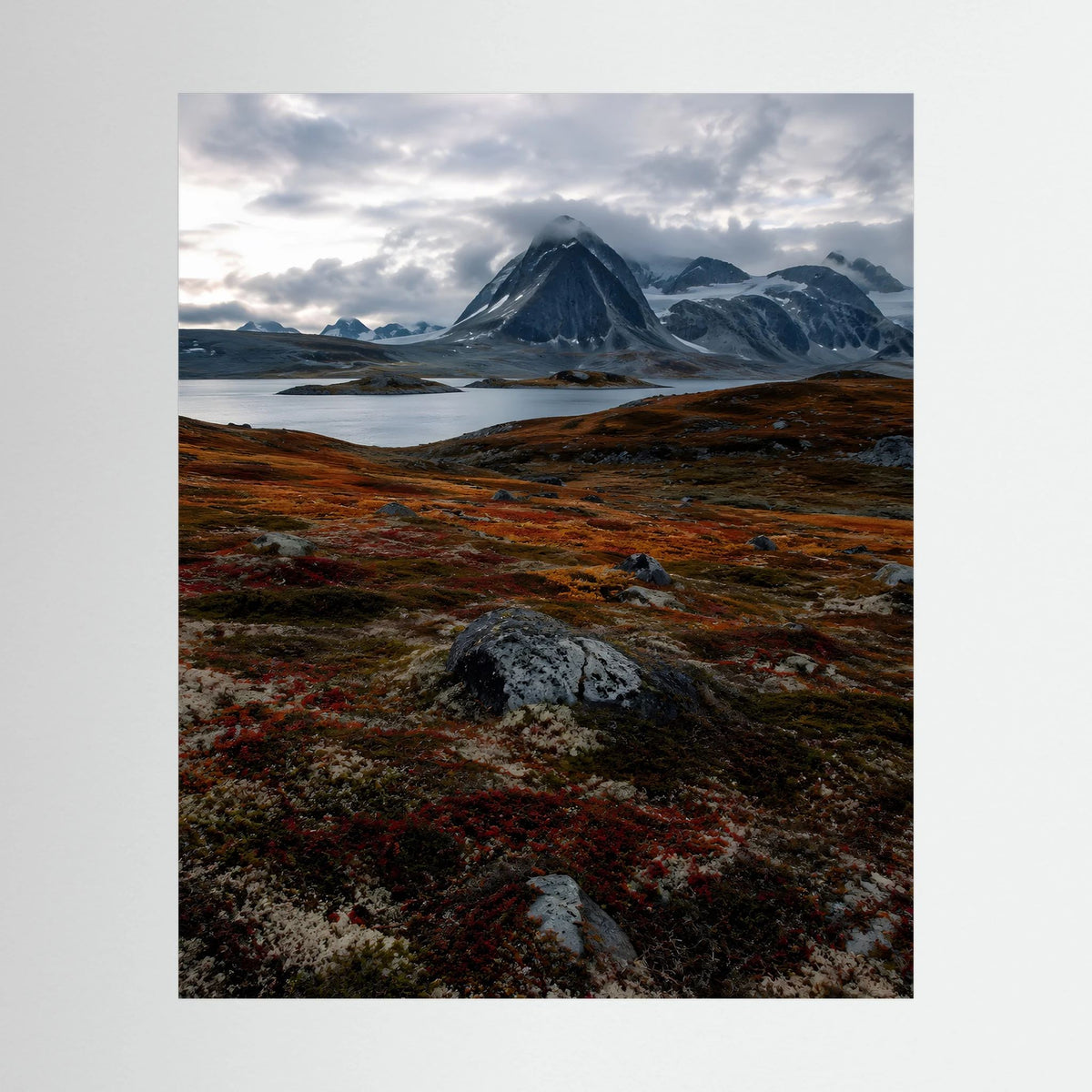Naturposter im Hochformat mit Gebirgslandschaft, See und Felsen, ohne Rahmen