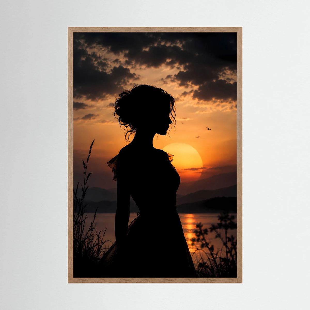 Poster mit Silhouette einer Frau am Sonnenuntergang im Eichenrahmen
