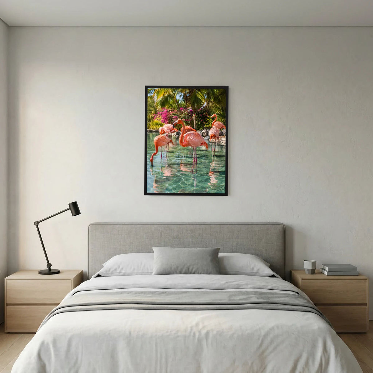 Hochformat-Poster mit rosafarbenen Flamingos am Wasser und Spiegelungen