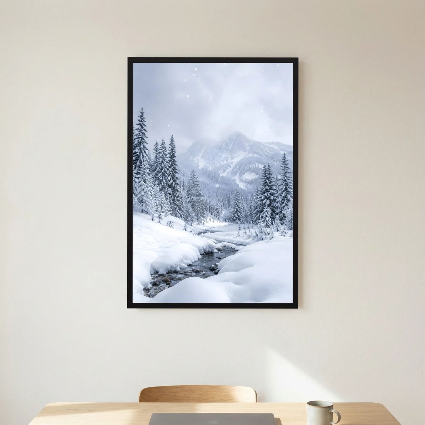 Winterlandschaft-Wandbild mit schwarzem Rahmen: verschneite Berglandschaft mit Tannen und Schneeweg.