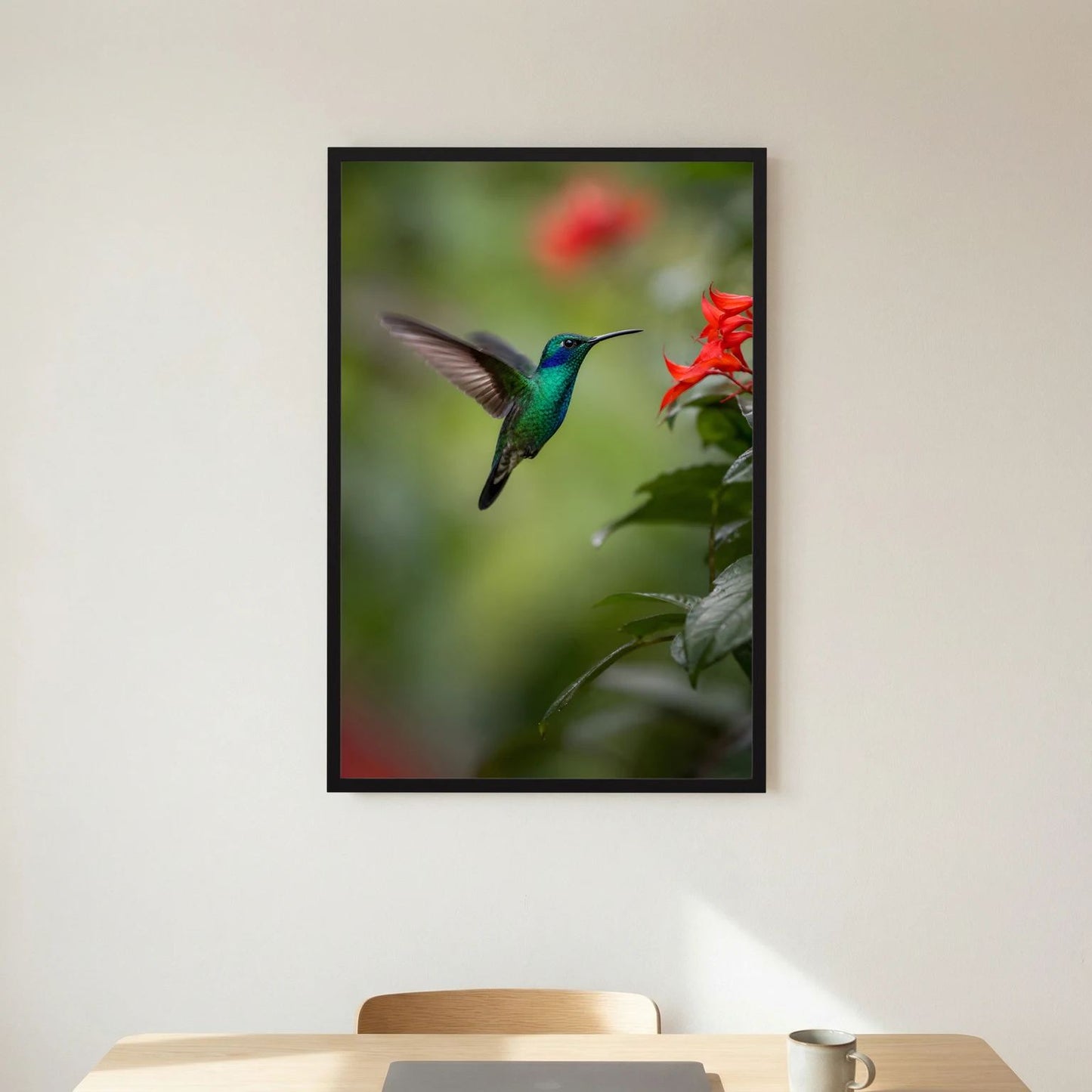 Wandposter mit grünem Kolibri im Flug und roten Blüten, schwarzer Rahmen