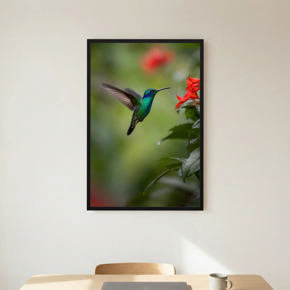 Wandposter mit grünem Kolibri im Flug und roten Blüten, schwarzer Rahmen