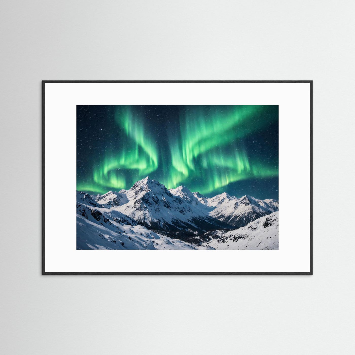 Gerahmtes Poster mit weißem Rand und grünen Polarlichtern über verschneiten Bergen