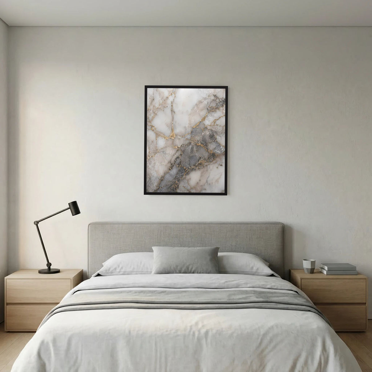 Hochformatiges Poster mit Marmoroptik in Weiß, Grau und goldenen Adern im schwarzen Rahmen