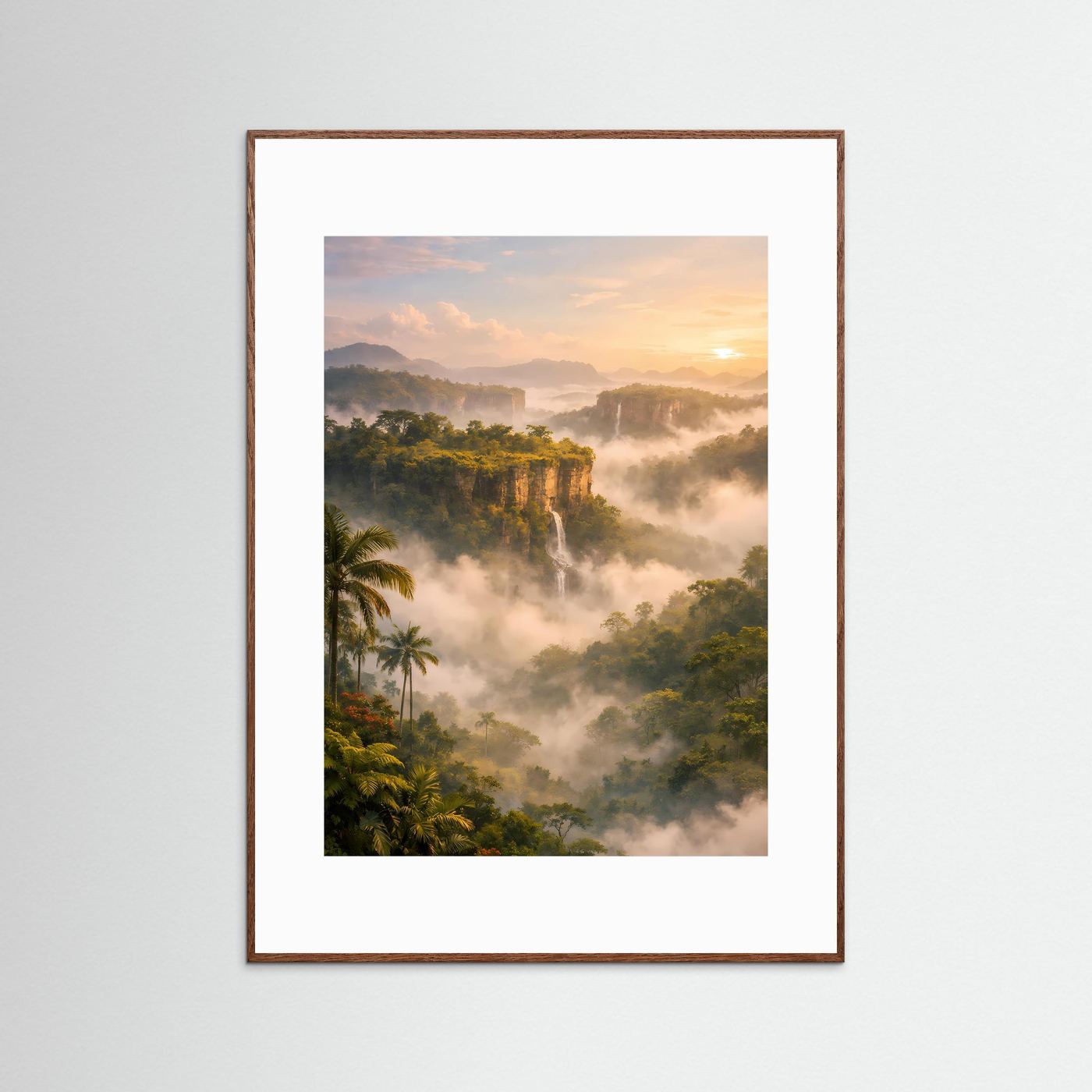 Naturposter im braunen Holzrahmen mit Dschungel, Wasserfall und dichtem Nebel bei Sonne