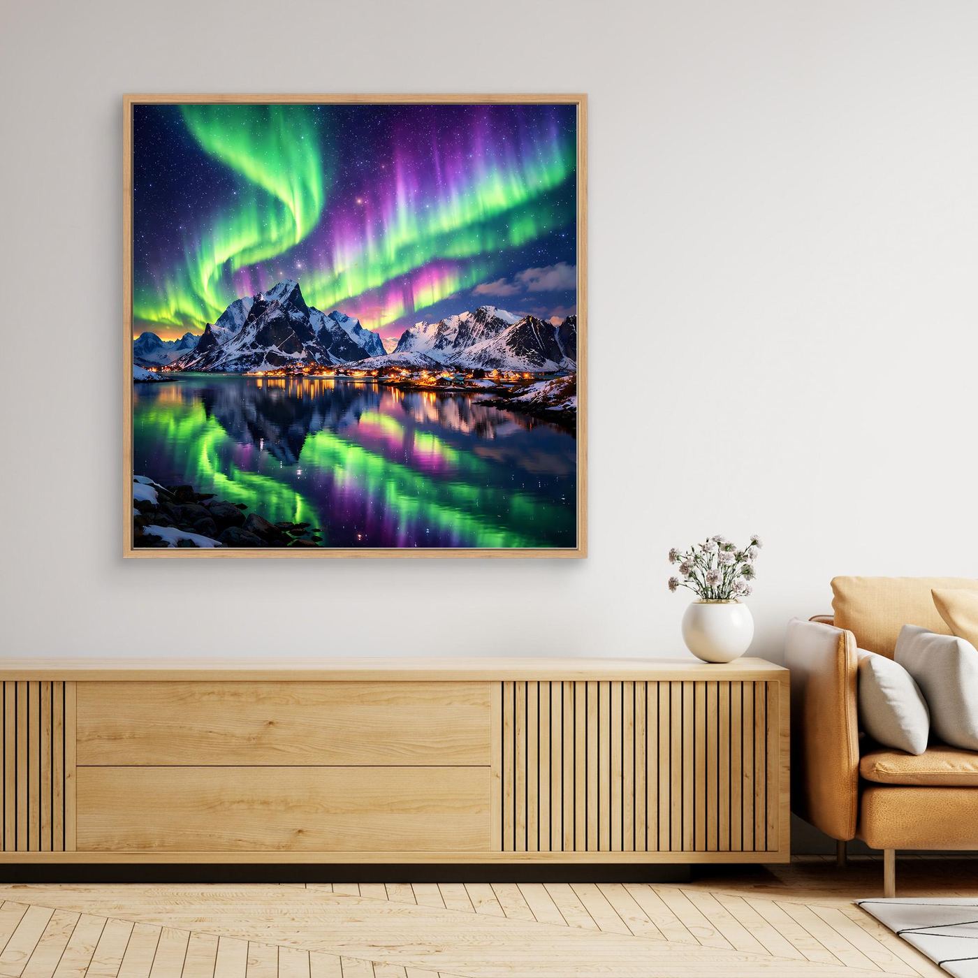 Leinwandbild mit Polarlichtern über Bergsee, grün-lila, goldbrauner Holzrahmen
