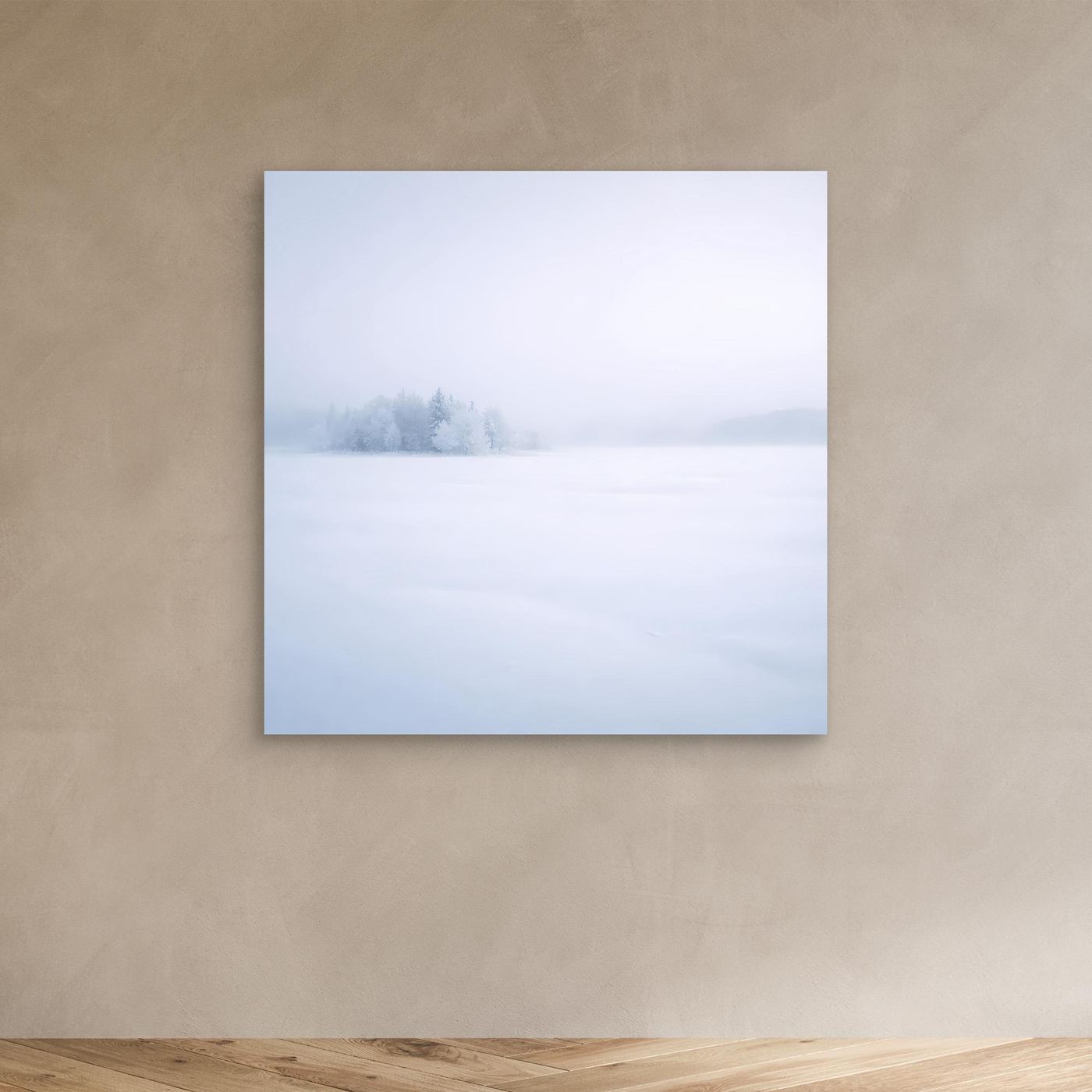 Leinwandbild mit Wintersee-Motiv: verschneite Bäume und See in sanftem Nebel