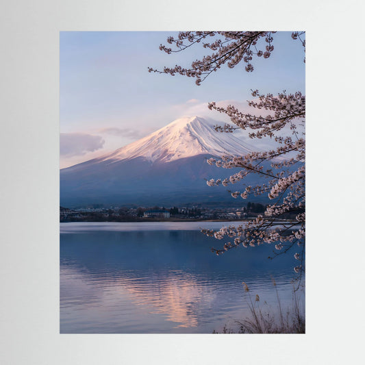 Hochformatiges Kunstposter: Berg mit Kirschblüten über See im Abendlicht