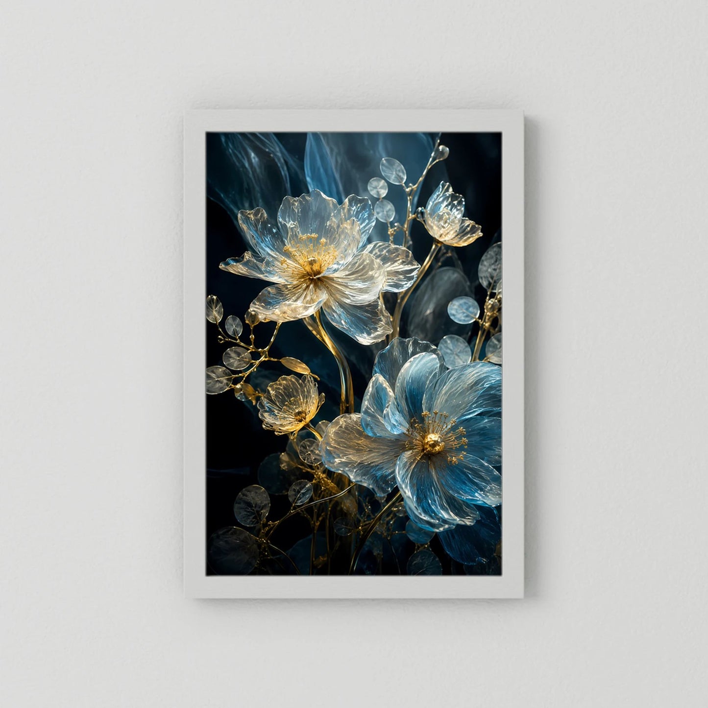Poster mit floralen Glaskunst-Blüten in Blau und Gold, weißer Rahmen